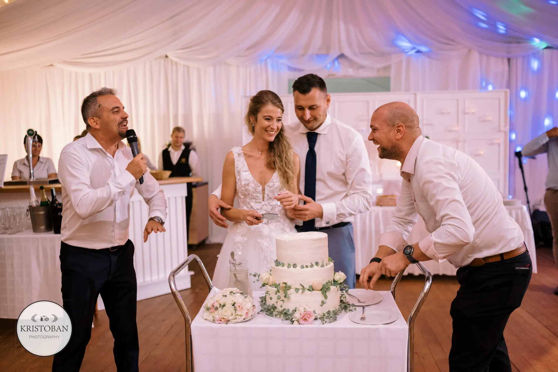 Az esküvői tortavágás pillanata, ahol a ceremóniamester vezeti a közös ünneplést. Bagi Péter – ceremóniamester