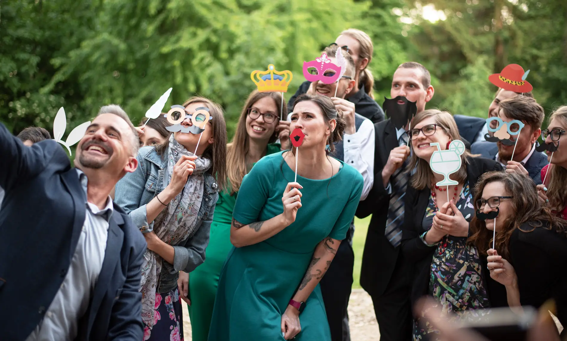 A ceremóniamester és a vendégek közösen készítenek vidám fotókat az esküvőn, vicces kellékekkel. Bagi Péter – ceremóniamester