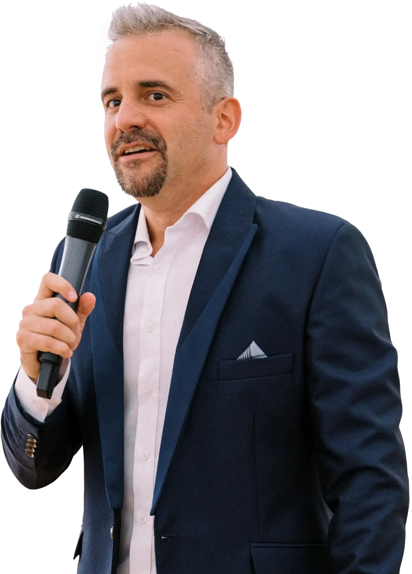 A ceremóniamester mikrofon mögött vezeti az esküvőt, magabiztos és kedves stílusával. Bagi Péter – ceremóniamester