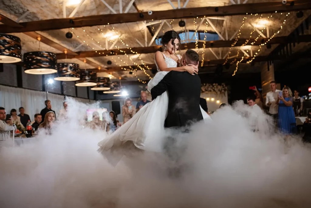 Az ifjú pár első tánca füstfelhőben, a ceremóniamester pontos időzítésének köszönhetően. Bagi Péter – ceremóniamester