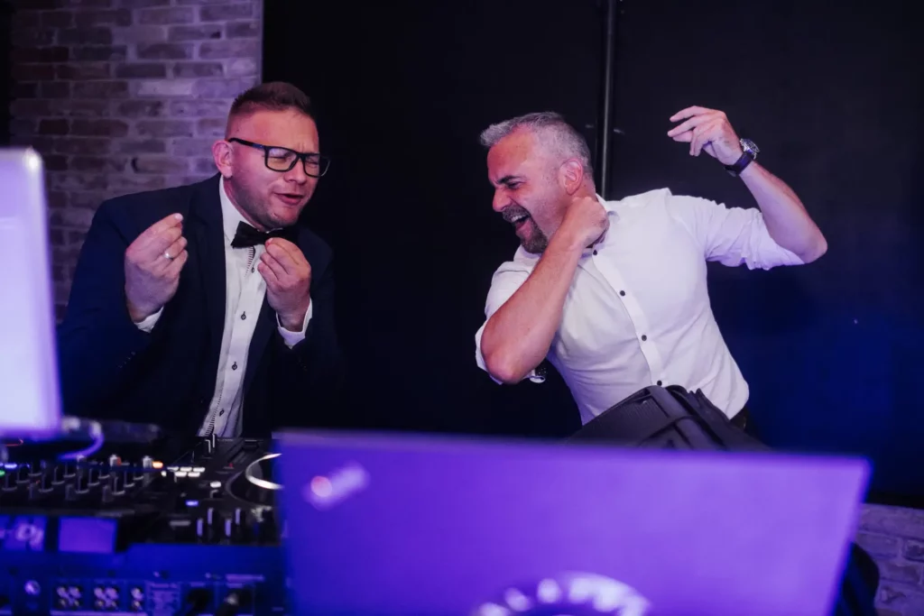 A ceremóniamester és a DJ együtt ünneplik az esküvő fergeteges hangulatát, miközben a zene és a jókedv uralja a pillanatot. Bagi Péter – ceremóniamester